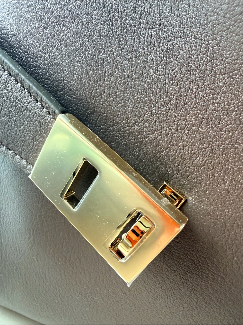 Salvatore Ferragamo Hug Soft bicolor shoulder bag (M) in Clay/Flame red colors - Picture 7 of 11